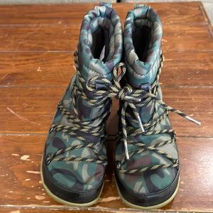 Fitflop camouflage boots (sz 1)